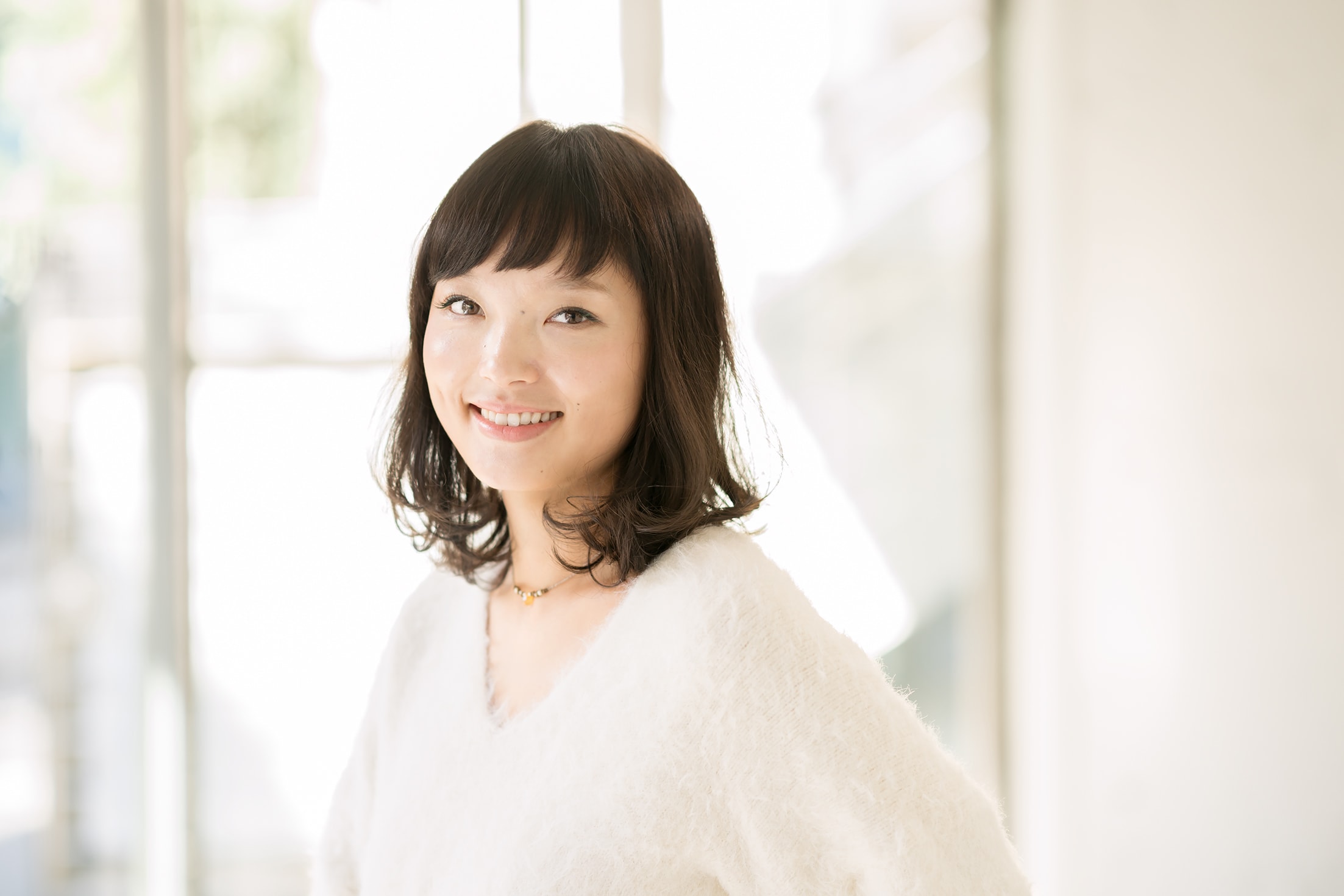 「顔周りだけにレイヤー」を入れた重めスタイルでうねりを封印