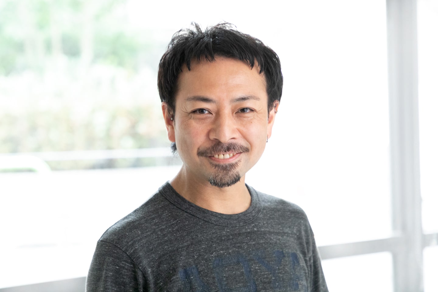 ACQUA aoyama ディレクター・伊藤和明さん。2歳の雄猫と7ヶ月の雌猫と同居中。「猫を愛でながら酒を飲む。これは最強の組み合わせですね」Instagramアカウント@kazkaz22