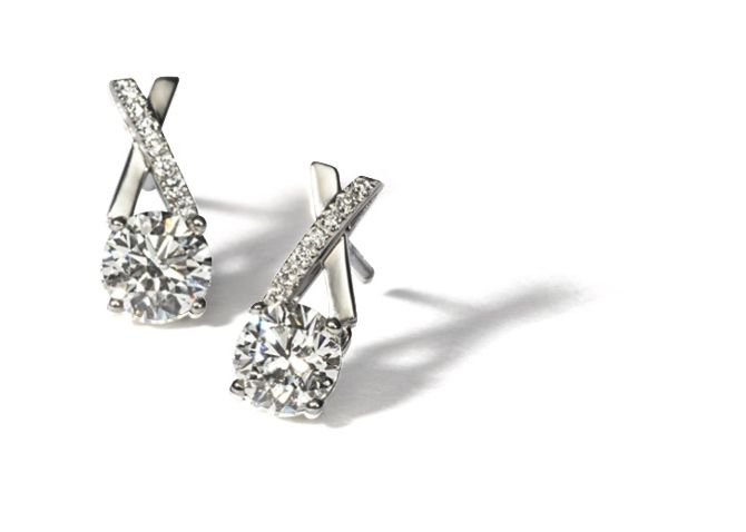 デビアスのピアス[WG×ダイヤモンド]¥2,105,000(デビアスダイヤモンドジュエラーズジャパン)