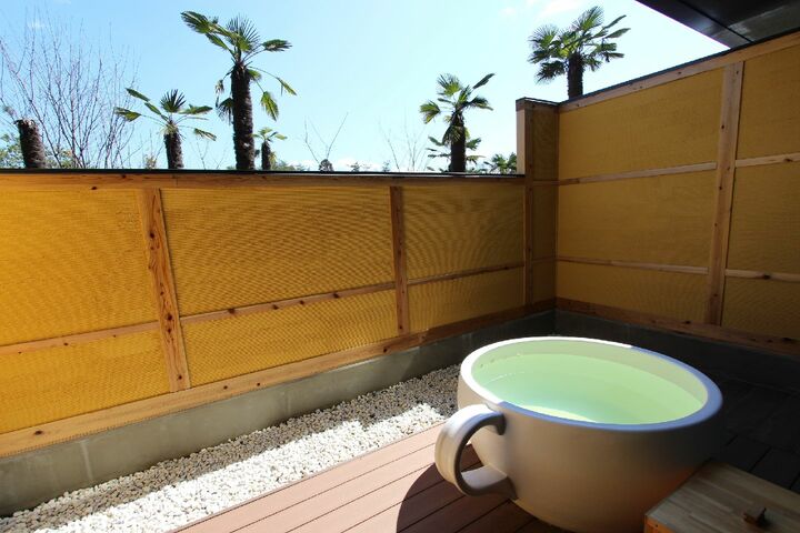コーヒーカップ型の露天風呂