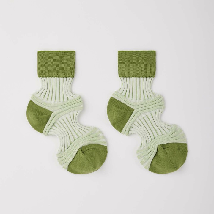 CFCLのアイコニックな「GARTER RIB SOCKS」 