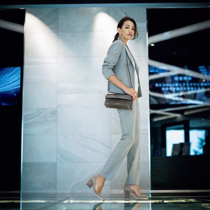 靴￥77,000【ヒール：7.5cm】（セルジオロッシ）、ジャケット￥290,000・パンツ￥89,000・ニット￥88,000（アクリスジャパン〈アクリス〉）、ピアス￥75,000・リング￥88,000・ブレスレット￥78,000（ウノアエレ ジャパン〈ウノアエレ〉）、バッグ￥168,000（J＆M デヴィッドソン 青山店）　[Precious2018年11月号197ページ]