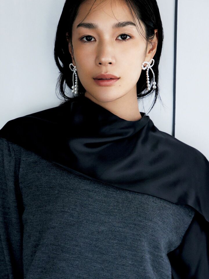 デザインニットを着用したモデルの大塚まゆかさん
