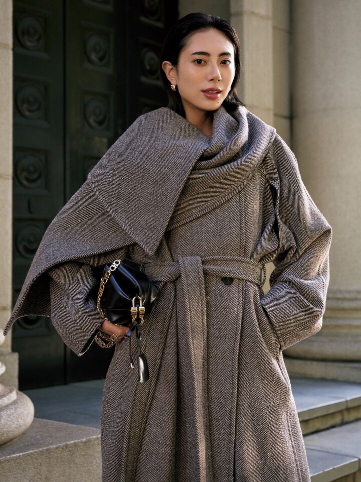 「フェラガモ」のラップコートを着用したモデルの土屋巴瑞季さん