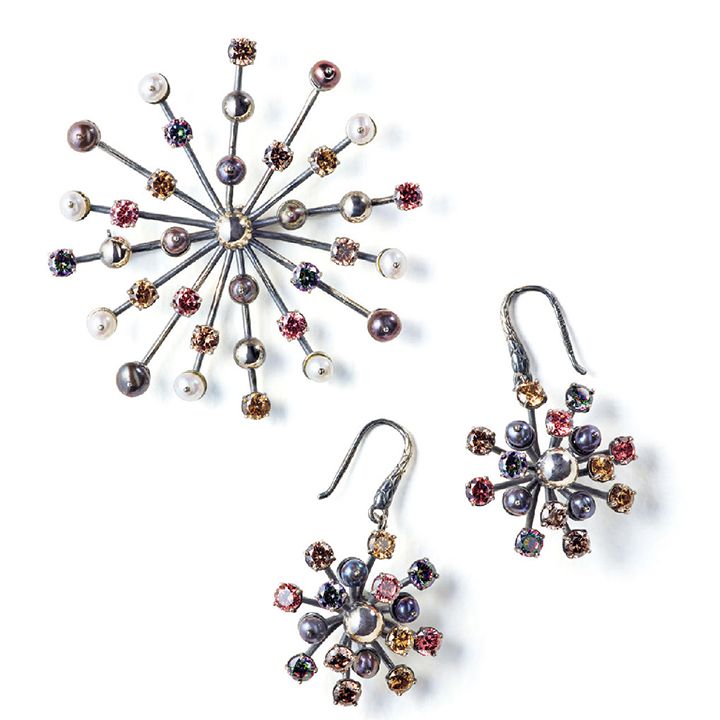 上から／ブローチ￥90,000【直径5.6cm】・ピアス￥87,000【直径2.5cm】（ボッテガ・ヴェネタ ジャパン）　[Precious2019年1月号87ページ]