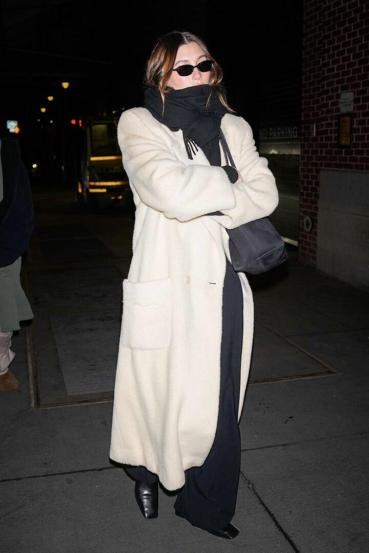 黒小物の素材をそれぞれ変え、平坦にならないように。