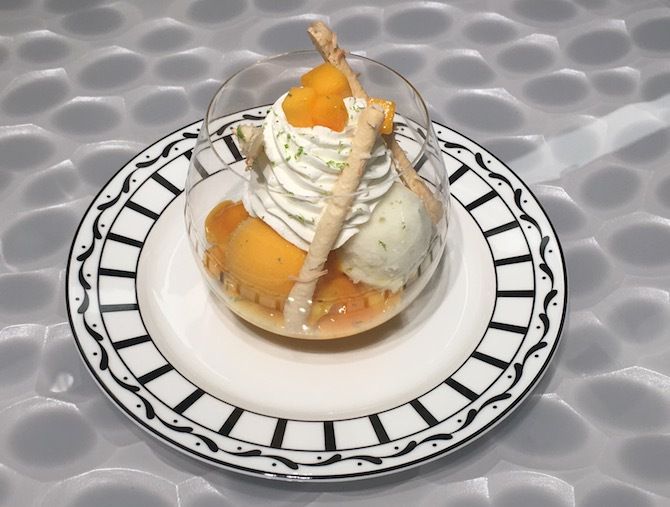 宮崎産のマンゴーを用いたフレッシュなソルベとライムのアイスクリームが爽やかな味わいへ。「クープ グラッセ マング エ シトロン ヴェール」¥2,500