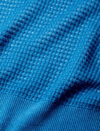 程よい保温性と通気性を備えたメッシュ編みカシミヤ。冷房も湿度も気になる夏肌に快適。
