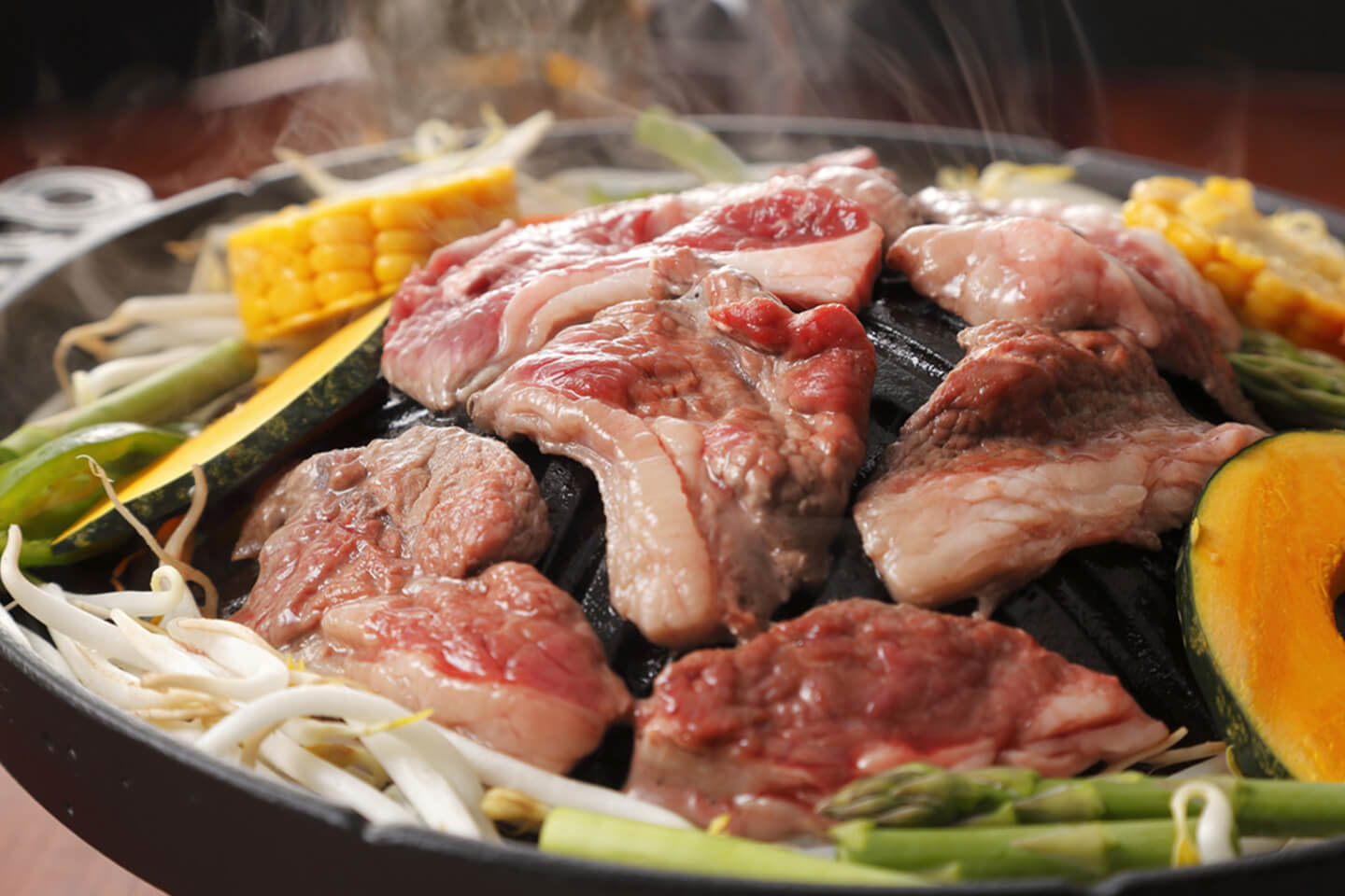 ジンギスカンは野菜を切って焼くだけなので、とても簡単。ホームパーティーにも最適ですね(Nishihama/Shutterstock.com)