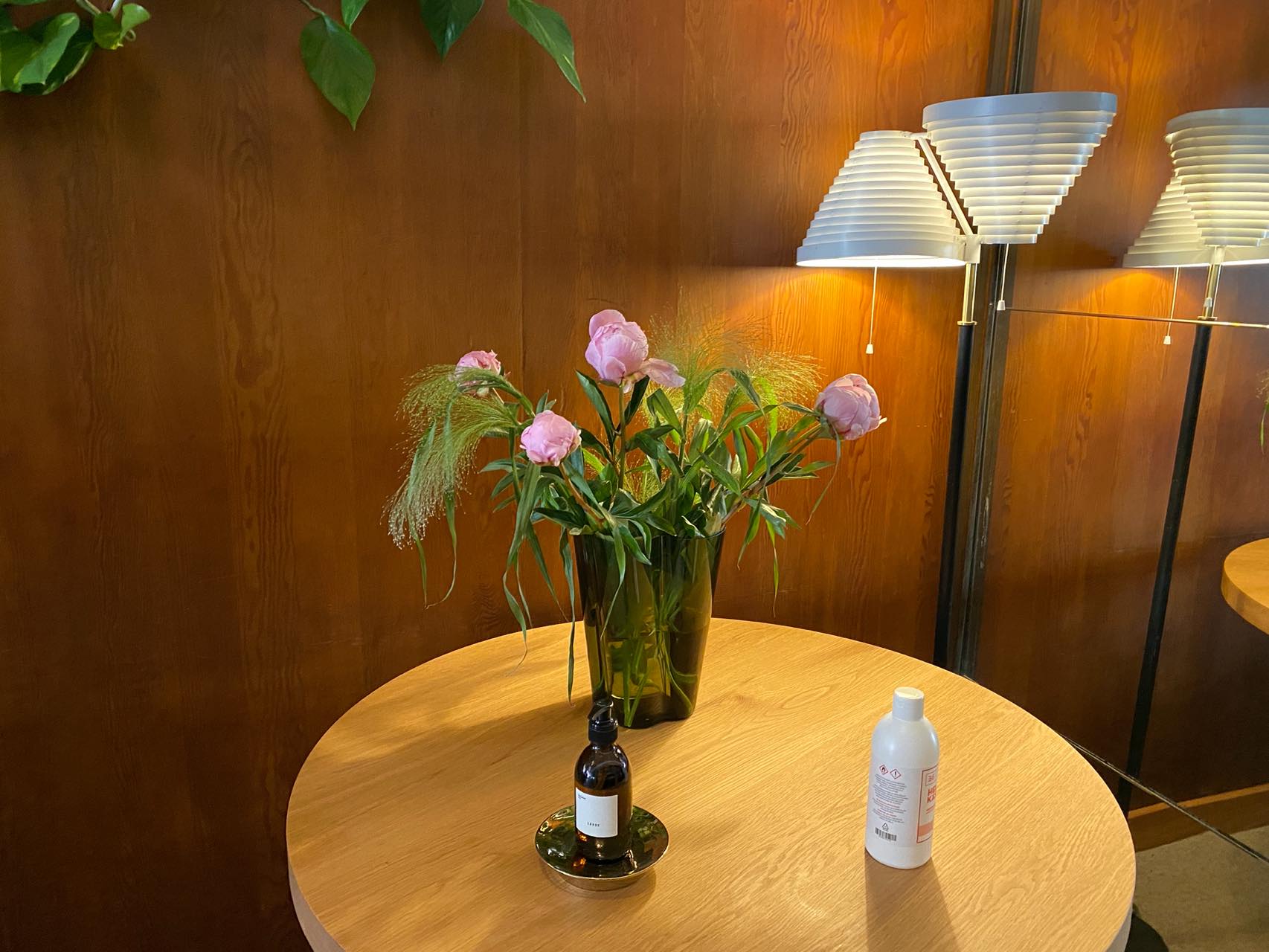 入り口から化粧室に至るまで綺麗に花が飾られている