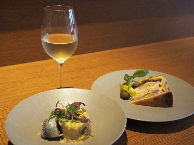 グラスワインは800円~。常時10種類と豊富なので料理と合わせていろいろ試すのも楽しい