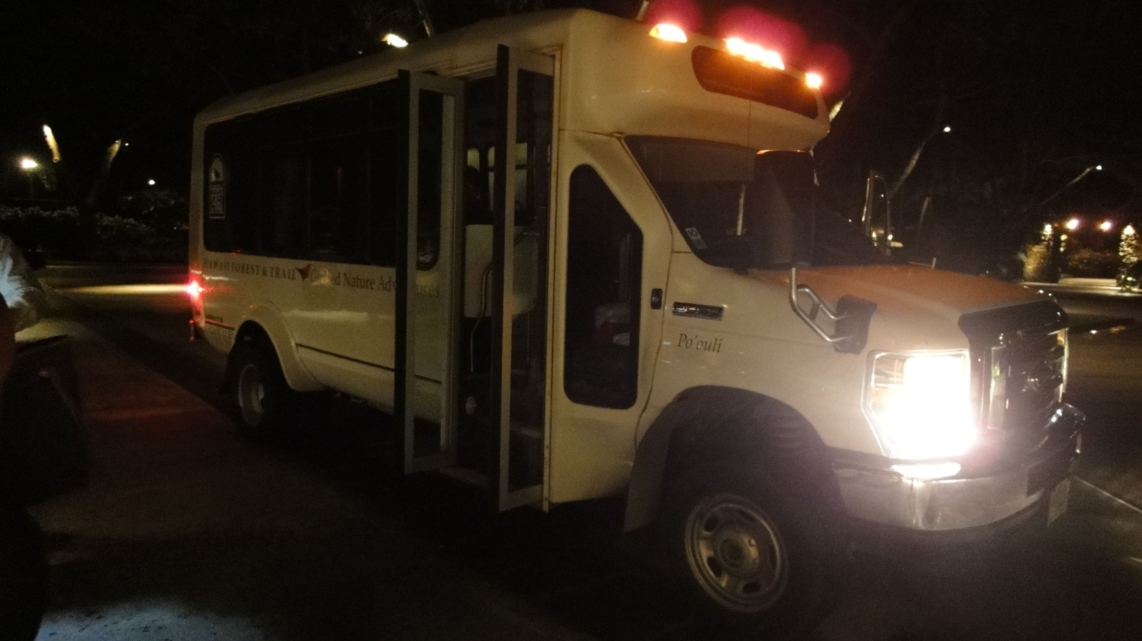 20人乗りほどの大型車。溶岩石だらけの山道も難なく進みます。