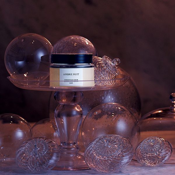 メゾン クリスチャン ディオール アンブル ニュイ ボディクリーム 150ml ¥12,000(パルファン・クリスチャン・ディオール) ボディ クリームを載せたブラン デュボワールのガラスドーム付きケーキスタンド¥16,000・エジプシャングラスのオーナメント/クリームの横¥1,700・左下から¥1,800・¥1,800・¥1,700・ボルゴ デレ トヴァーリエのテーブルクロス¥51,000~(麻平) その他/私物