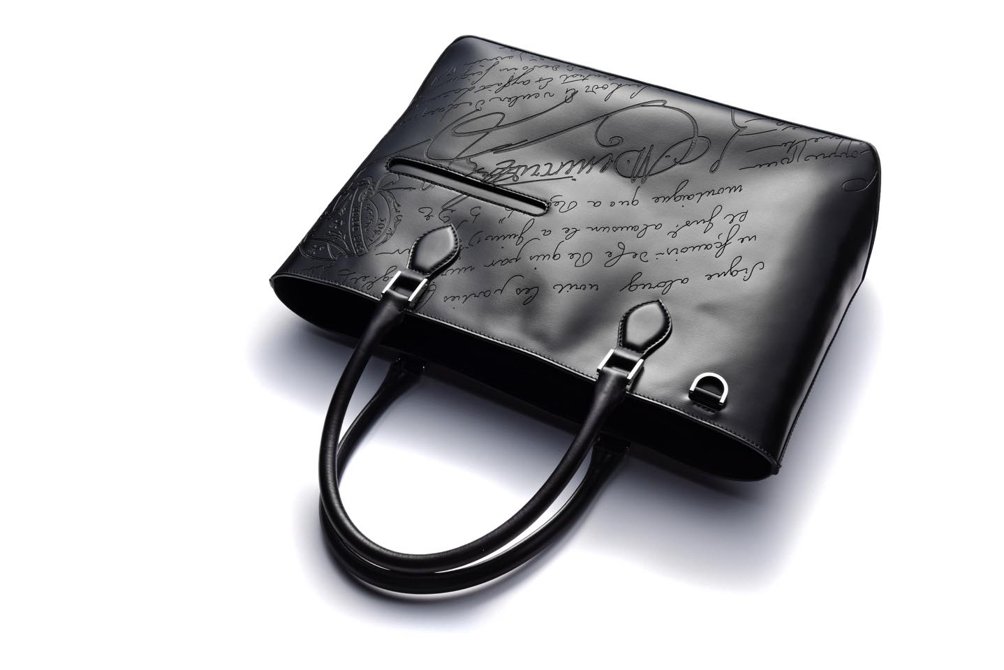 【W46×H31×D13cm】バッグ¥342,000(ベルルッティ・インフォメーション・デスク)