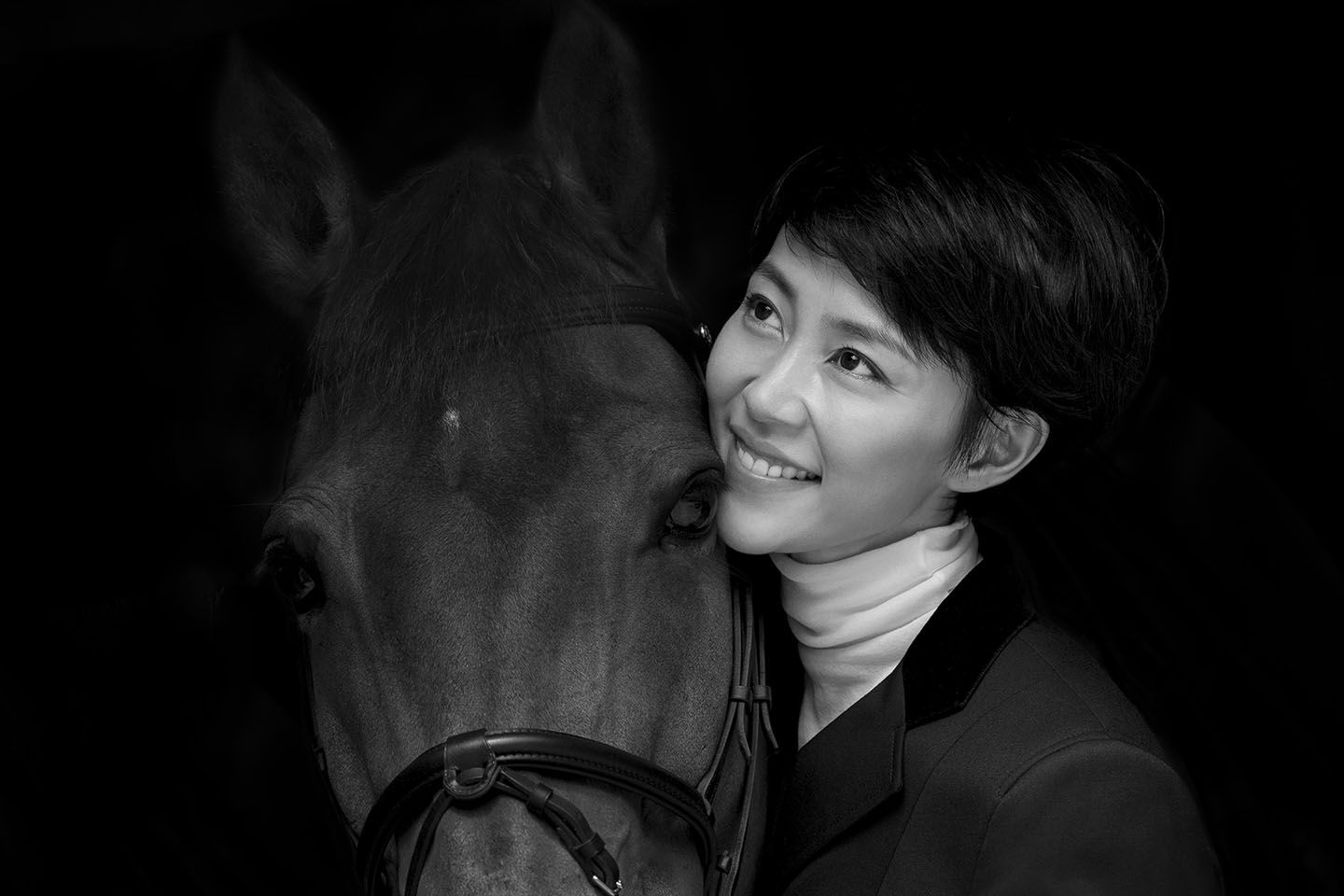 木村さんのこの日のパートナーはドンちゃん。かわいい目をした穏やかな牡馬(ぼば)で、木村さんはすぐに打ち解けた。着用しているのは旅先で手に入れたというエルメスの乗馬ジャケット。