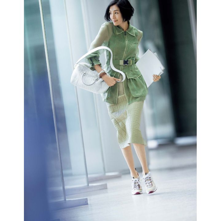 ジャケット・スカート・ブレスレット・バッグ・スニーカー(フェンディ ジャパン) 撮影/浅井佳代子 BY:『Precious6月号』小学館、2019年