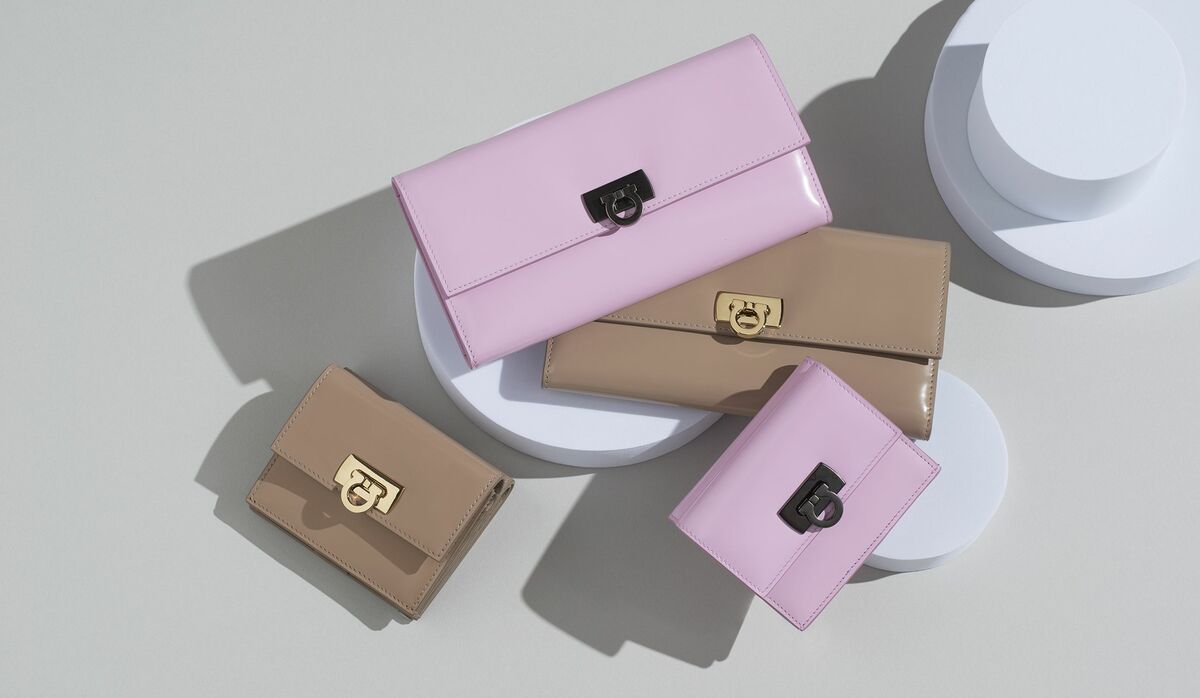 フェラガモ」の絶対的アイコン“ガンチーニ”が格を上げる！艶めく