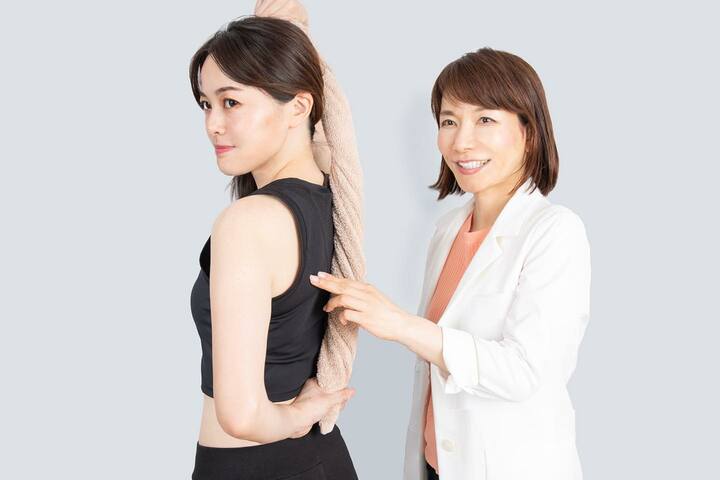 2人の女性 ストレッチの指導をしている