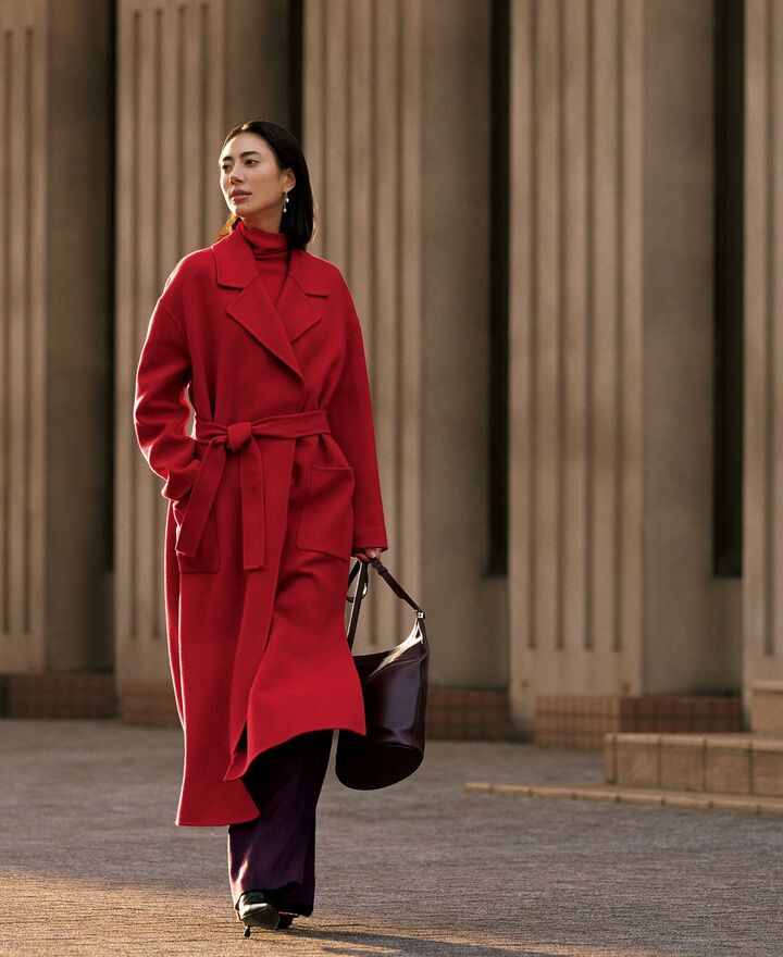 「ファビアナ フィリッピ」のラップコートを着用したモデルの土屋巴瑞季さん