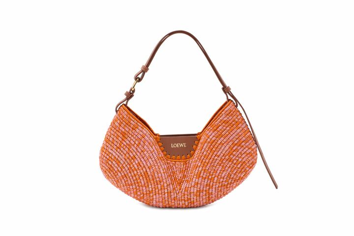バッグバッグ「ロエベスウィング」￥270,600【サイズ：縦22x横35xマチ11cm、素材：ラフィア・カーフカーフスキン、カラー：ブライトオレンジ／ピンク】