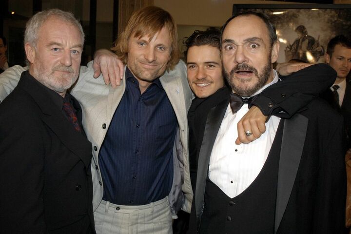 2002年、ハリウッドプレミアにて、左から出演のバーナード・ヒル、ヴィゴ・モーテンセン、オーランド・ブルーム、ジョン・リス＝デイヴィス。