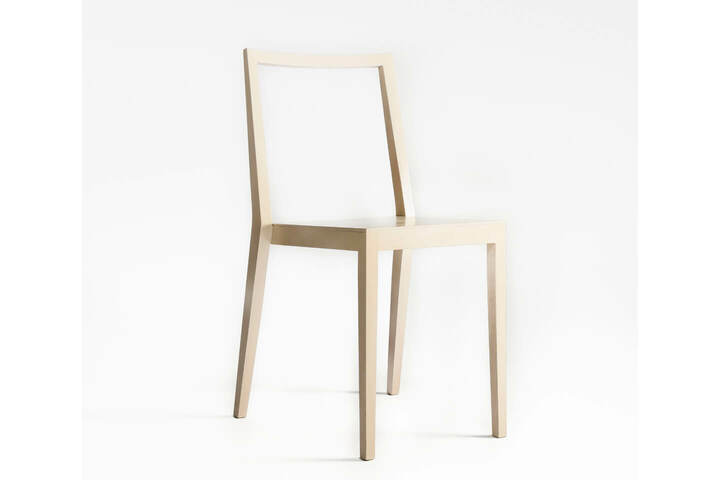 根津美術館に引き続き手がけた愛知「プロソミュージアム・リサーチセンター」のGCチェア。センターの天井や壁などに施されている木組みの千鳥格子と溶け合うようにデザインされている。¥55,000〜