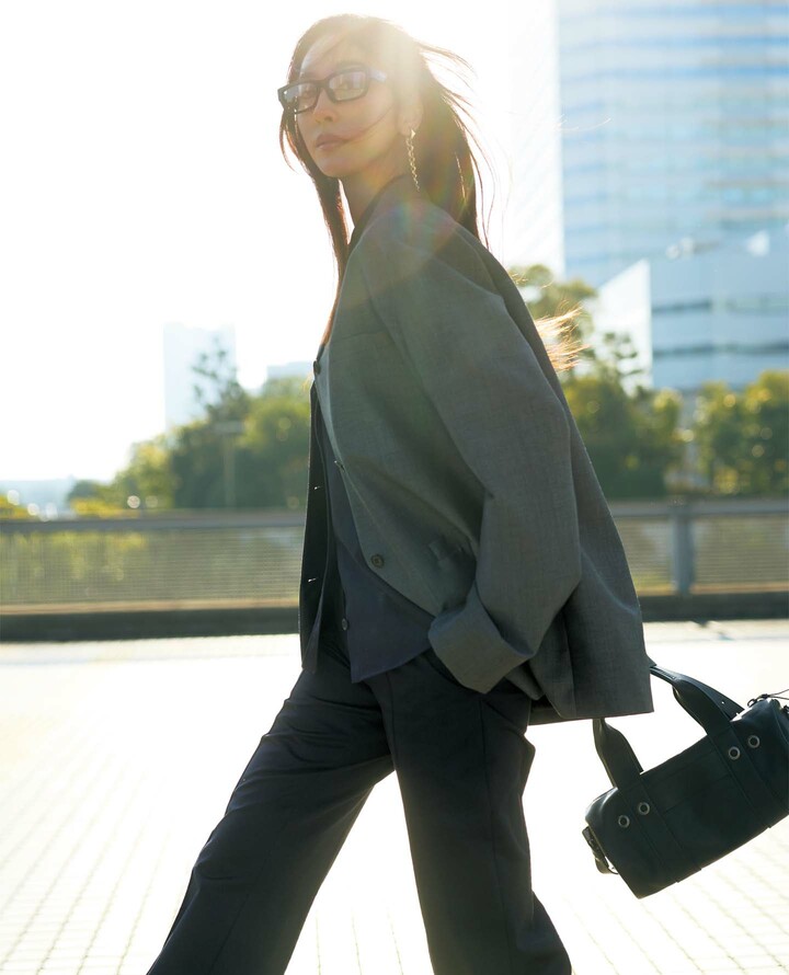 「プラダ」のシングルジャケットを着用したモデルの立野リカさん