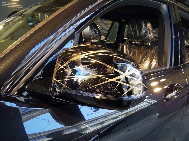 メタリック塗装を施される前の車体に、アーティスト、吉田翔氏が和塗りの技法を使ってペインティング。世界にふたつと無い芸術的BMWが生み出される。