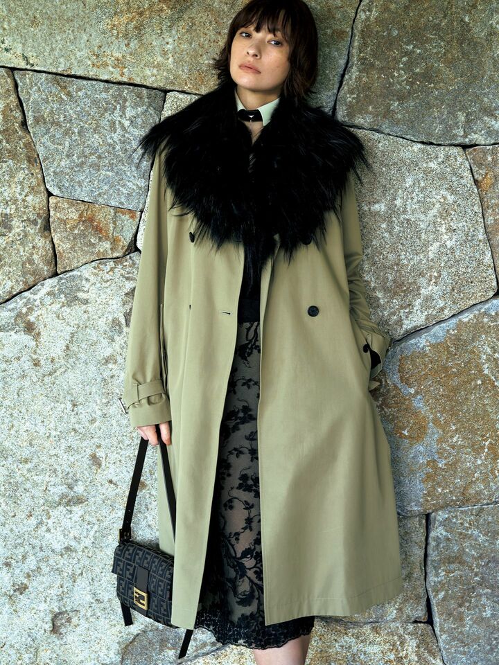 「フェンディ」のコートを着用したモデルの太田莉菜さん