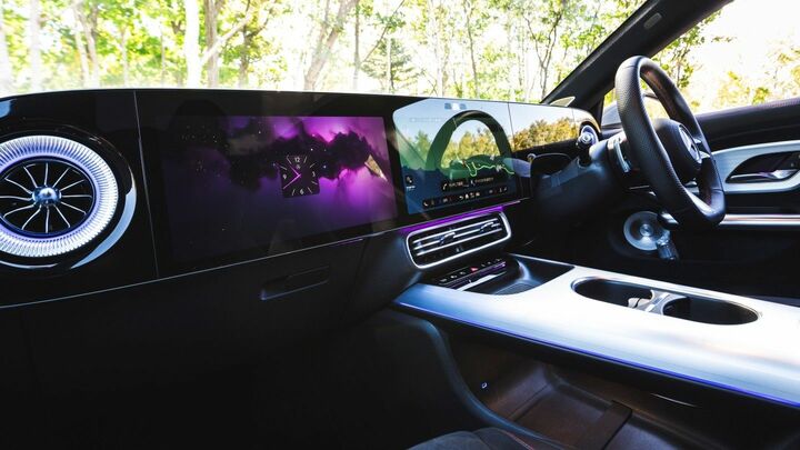 運転席から助手席前面まで広がる高精細のスクリーン（オプション設定）がさまざまな情報を表示。浮遊感のあるコンソールなど‶間〟を活かした空間設計で心が落ち着く。