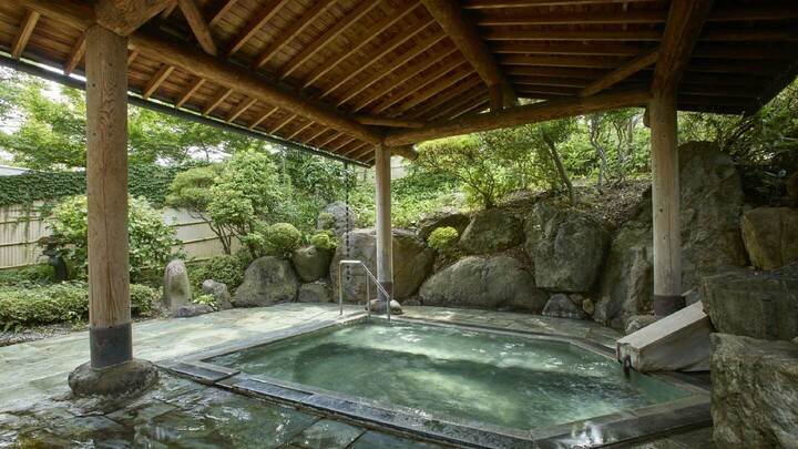 山形県・天童温泉にある「湯坊いちらく」の露天風呂