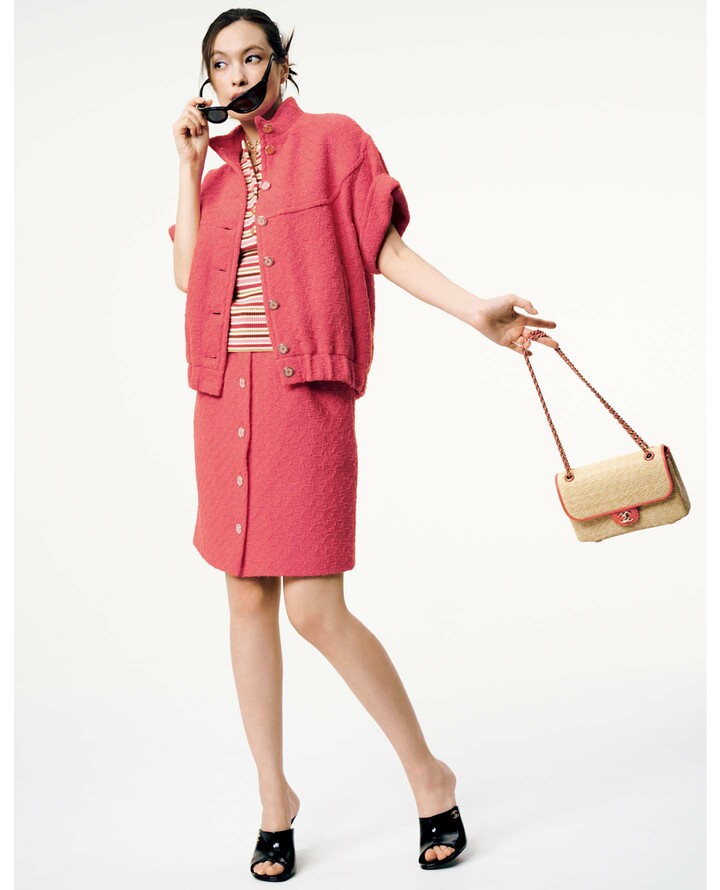 シャネルの2025／2026年 クルーズ コレクションのウエア＆ジュエリーを纏ったモデルの太田莉菜さん