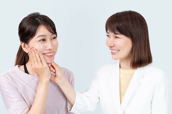 ２人の女性　舌のトレーニングの指導をしている