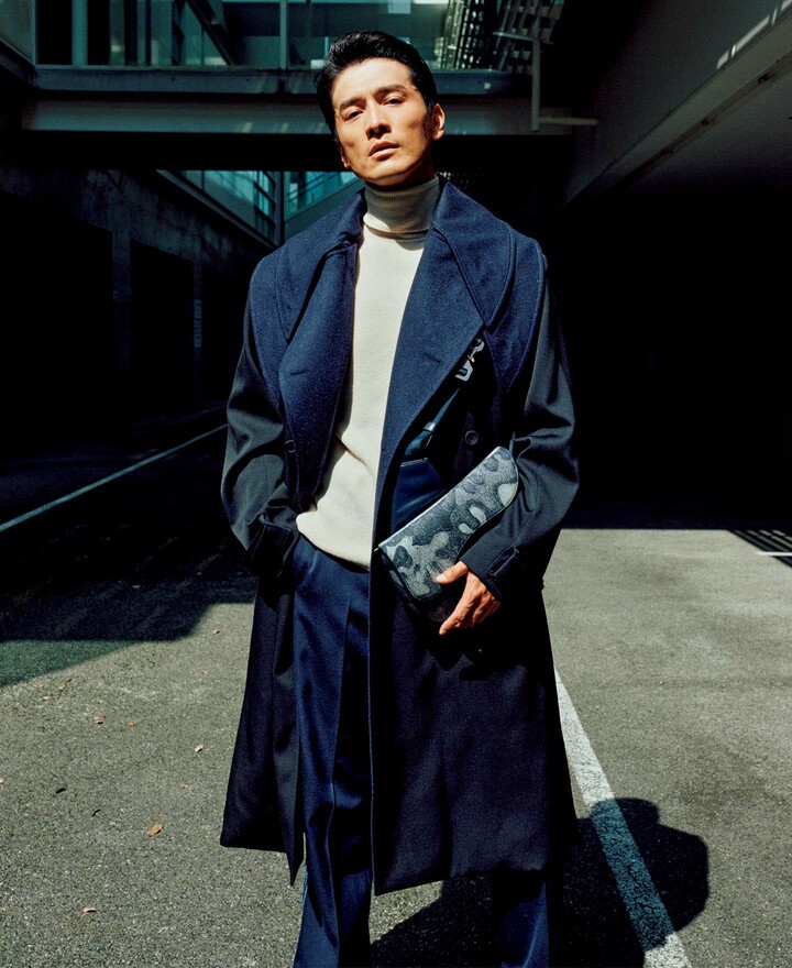 コート￥605,000・ニット￥148,500・パンツ￥203,500［参考価格］・バッグ￥374,000（クリスチャン ディオール〈ディオール〉）