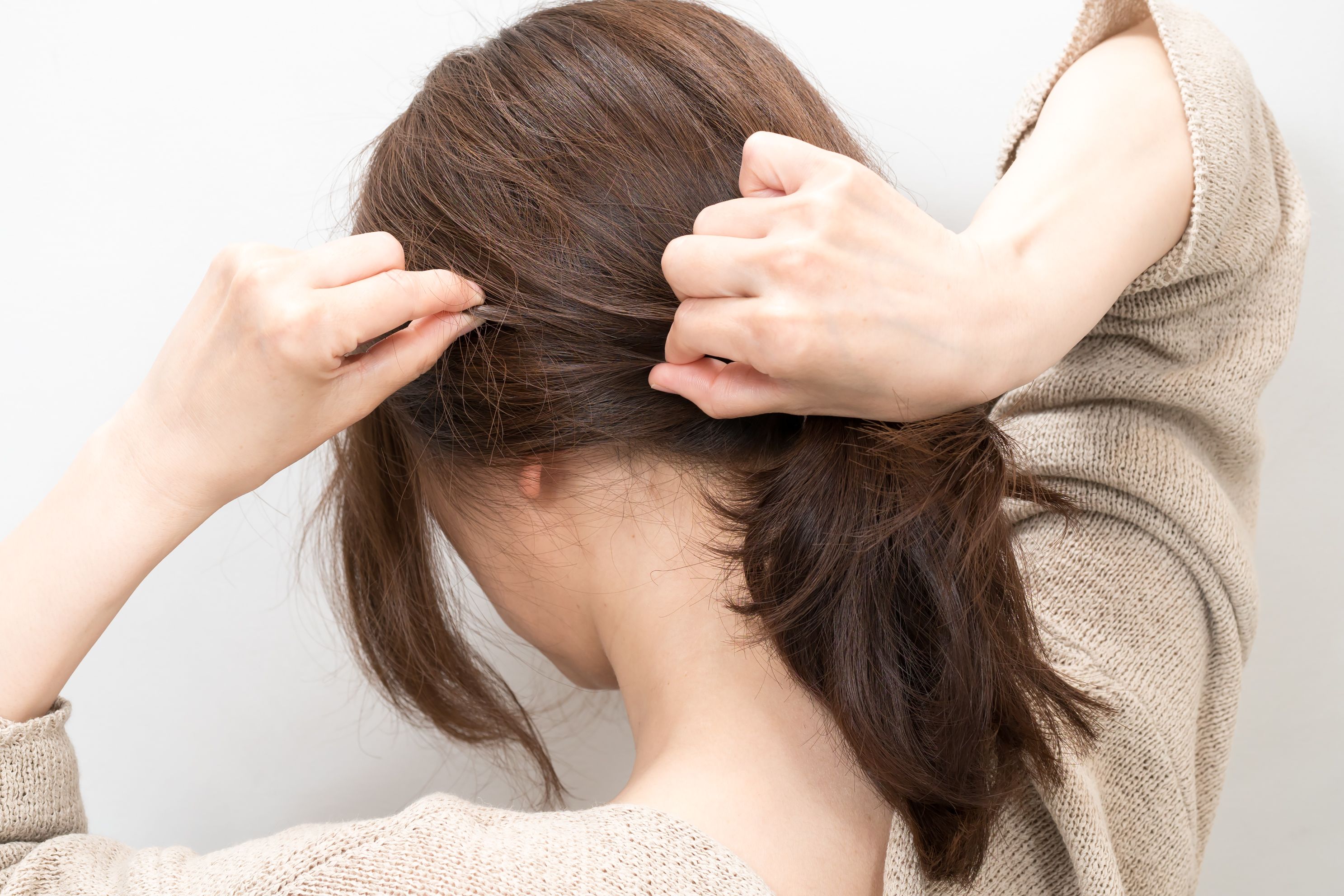 よりラフに仕上げるため、襟足をしっかりたるませる。耳まわりも同様に。耳の半分が隠れるくらいたるませる気持ちで