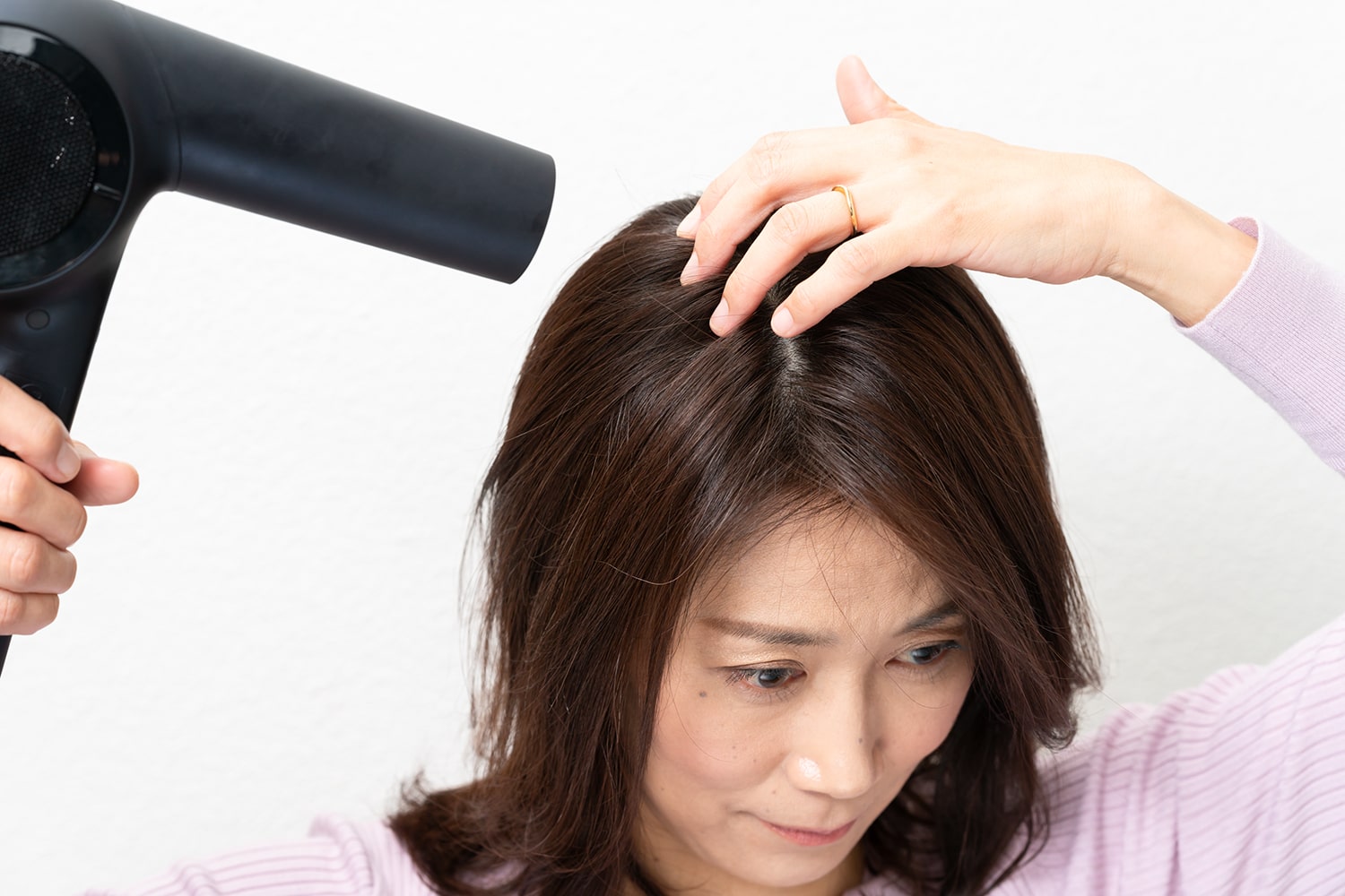 地肌を擦る方向も一定方向ではなく、風向きに合わせてランダムに変えること。