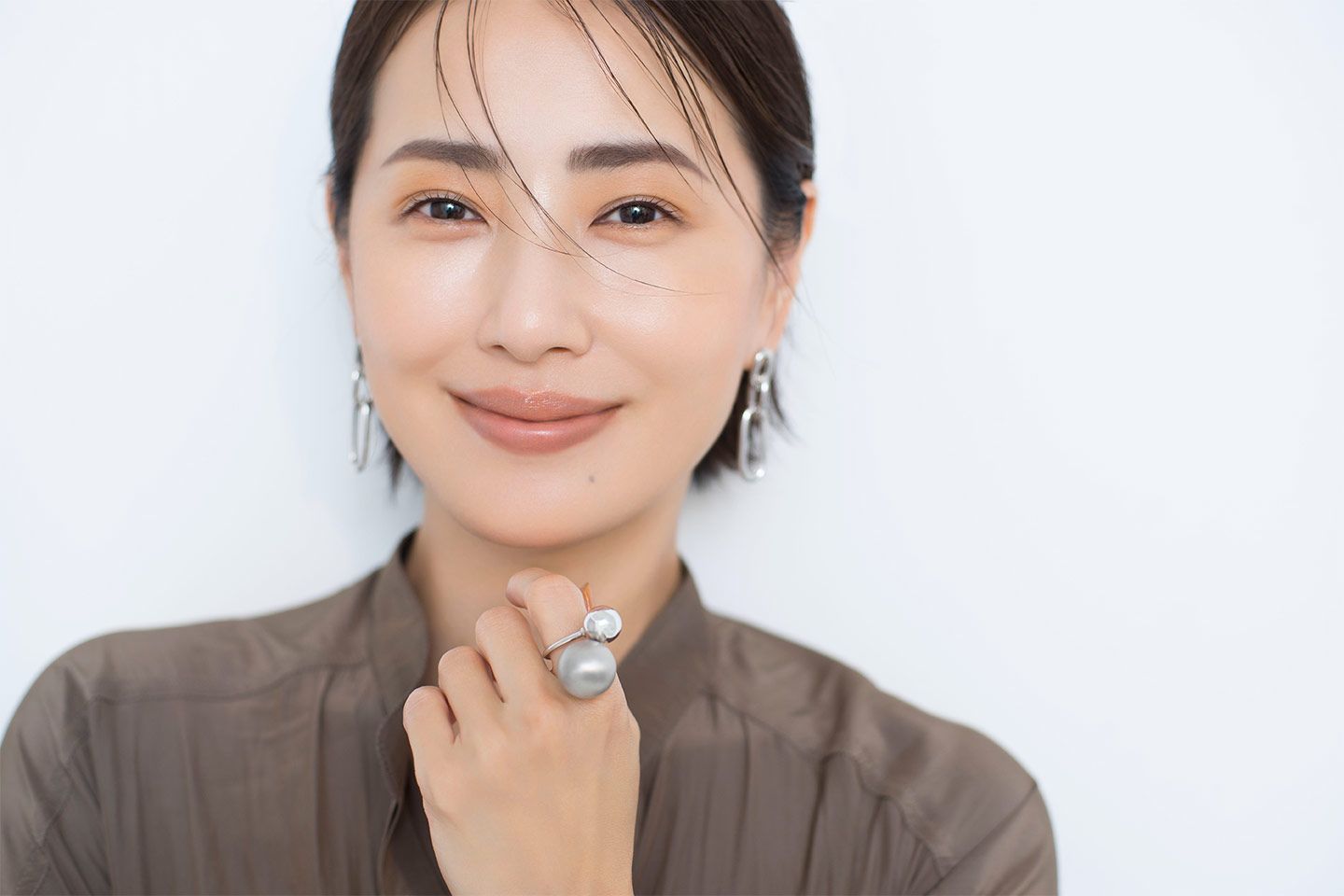 下まぶたのインサイドラインのブルーで、涼やかな眼差しに。