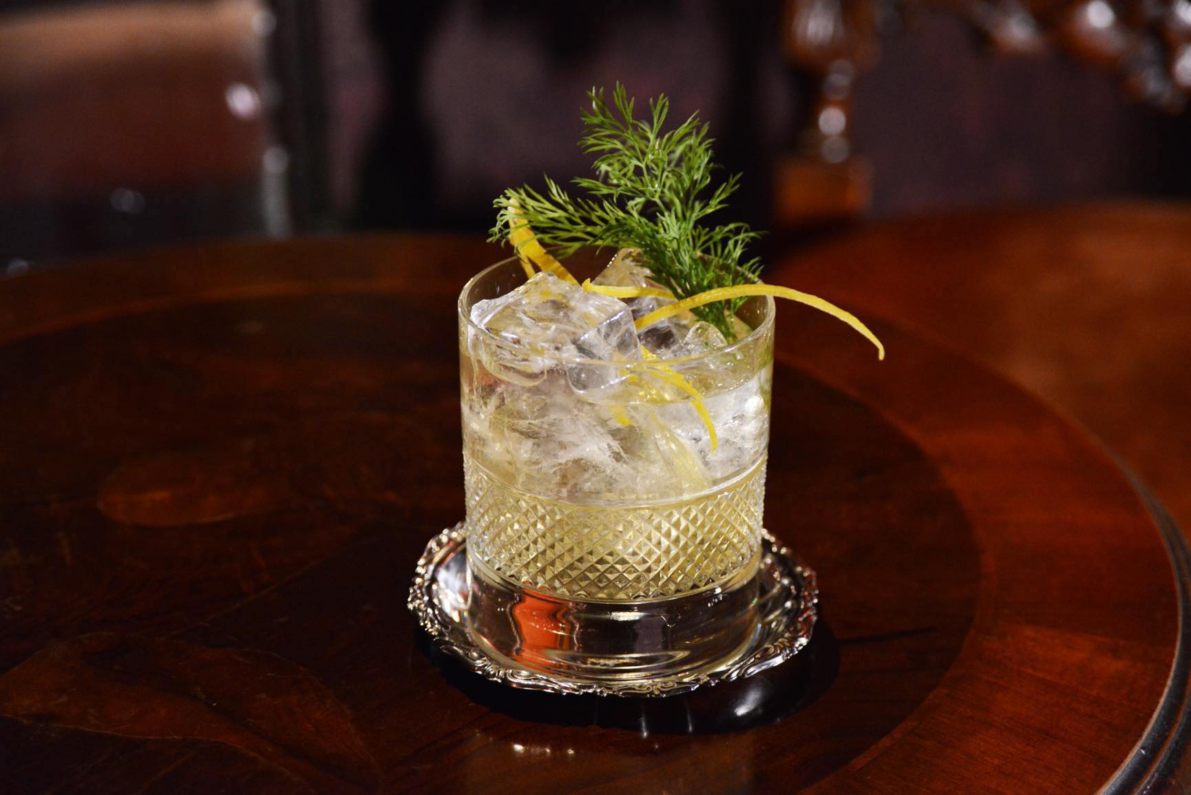 「ラスプーチン」で一番人気だという「トーキョー・ブルース」。イタリアでも日本酒ブームの兆しがあるが、日本酒カクテルも人気があるのだ。