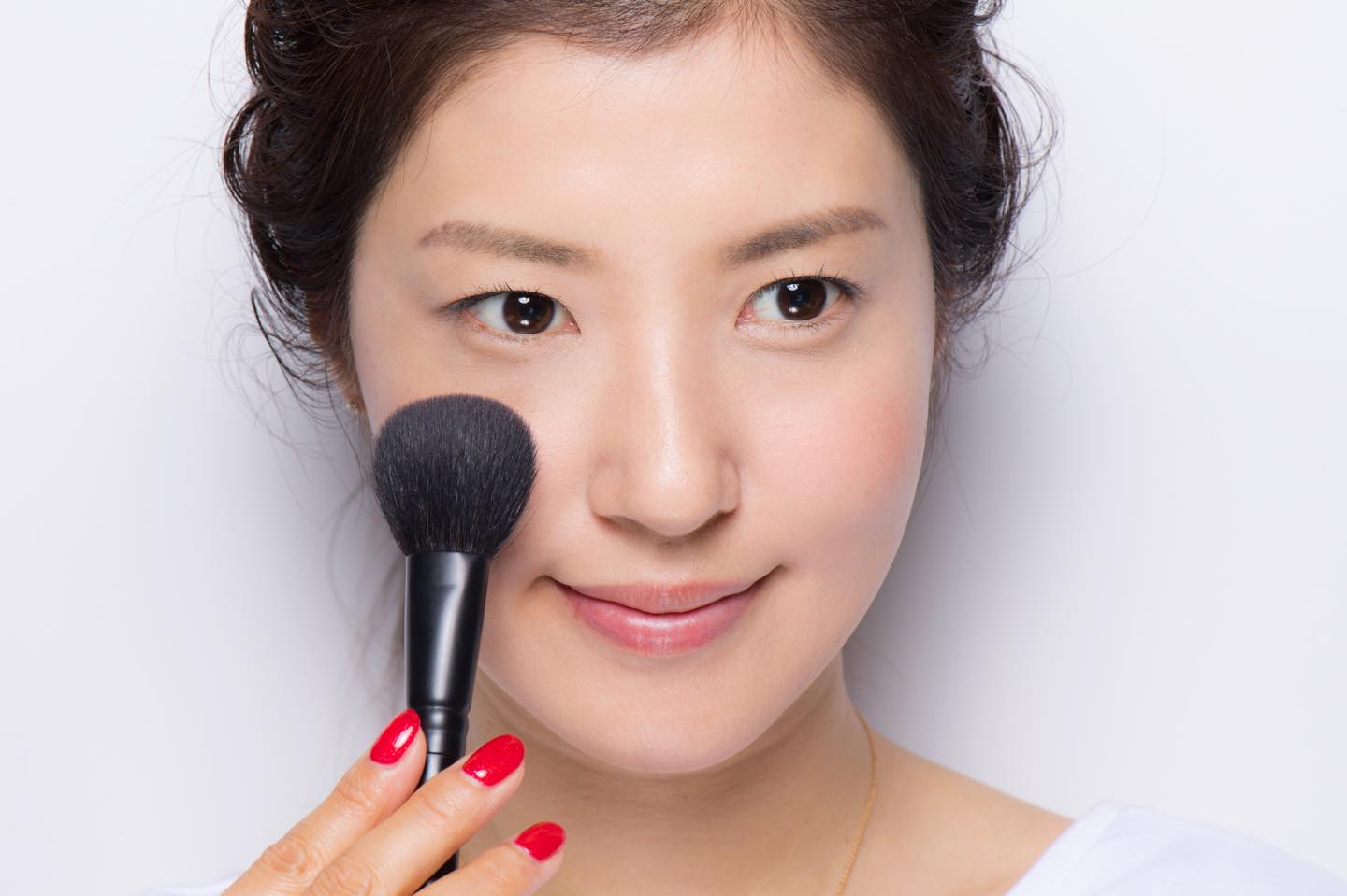 正面から見ても色みが感じられるように、やや内側から外側に向けてブラシを動かし、先に入れたローズブラウンと交差させることで濃淡がつき、メリハリが生まれる。