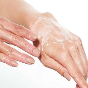 乳化とは、少量の水を足すと白くなること。洗い流すタイプのバームは、少量の水で乳化させてから洗い流す必要が。肌が上の写真のように白くなってから流して。