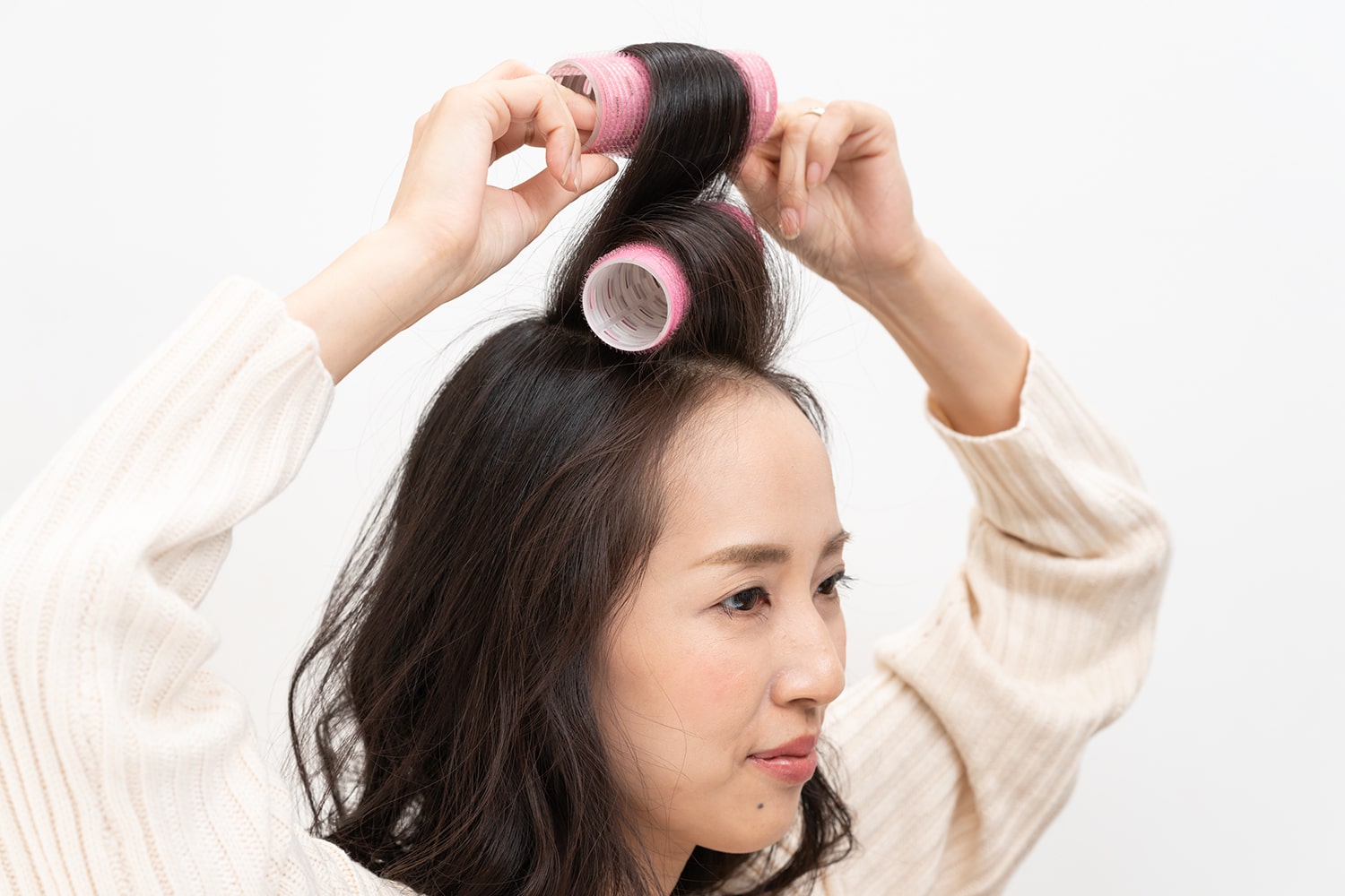 生え際の毛束を巻いたら、その後ろも同様に根元を立ち上げながら巻く。
