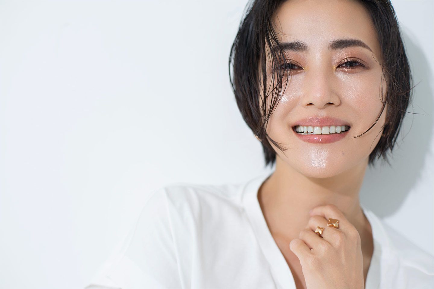 大人の白Tコーデを格上げするのは、ブロンズで囲んだアイメイク。