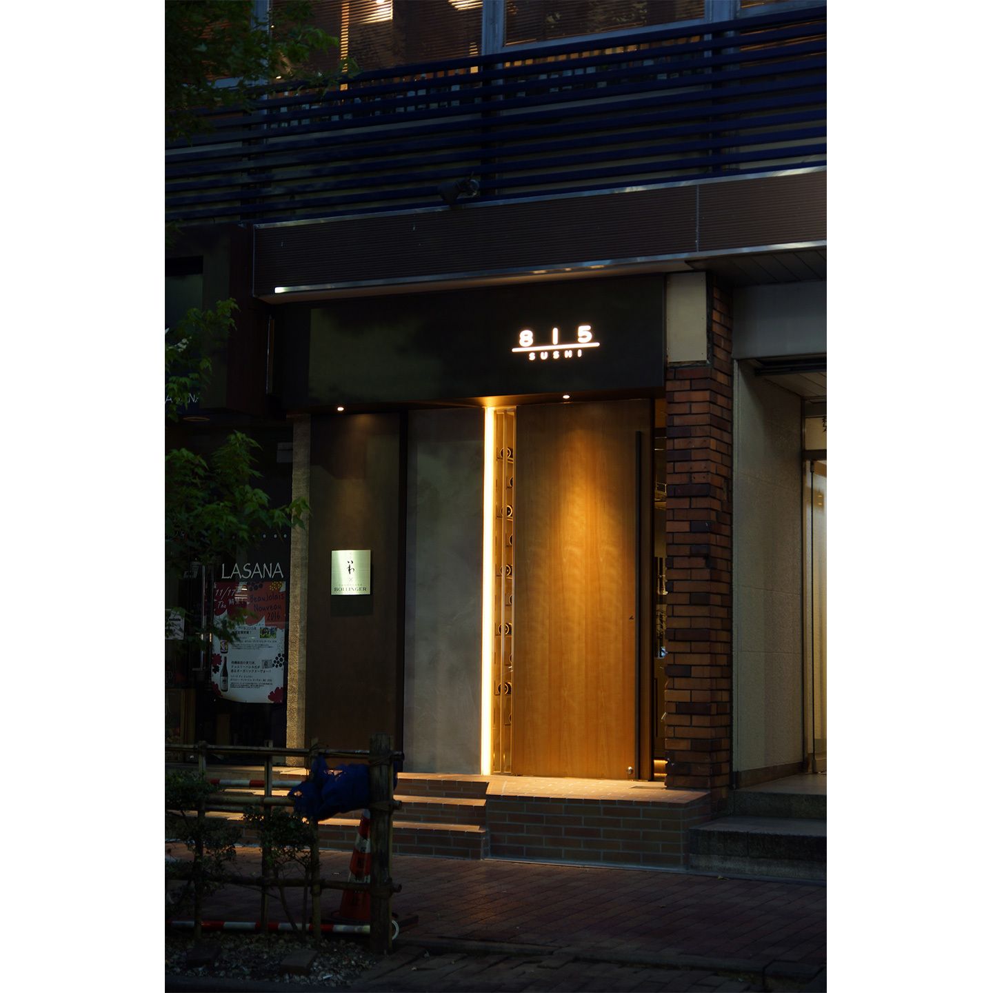 一見、鮨店とはわからないバーのようなスタイリッシュな佇まいも新感覚
