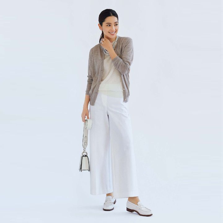 カーディガン・プルオーバー(コロネット〈アバティ〉)、パンツ(Theory luxe)、ネックレス・ピアス・リング(TASAKI)、バッグ(JIMMY CHOO)、靴/オーダー価格(J.M.WESTON 青山店) 撮影/生田昌士(hannnah) BY:『Precious2月号』小学館、2020年