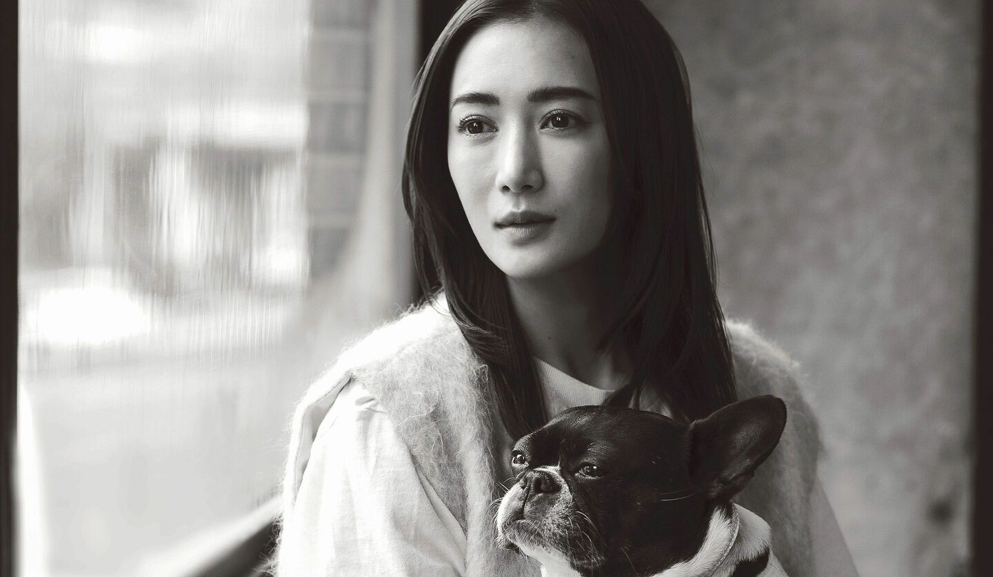 モデル桐山マキさんと犬の白黒写真
