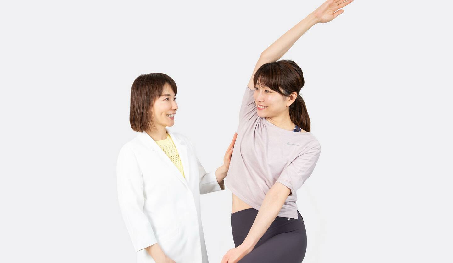 ２人の女性　ストレッチの指導をしている