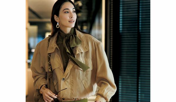 クールな女性らしさが際立つ「サンローラン」のブルゾン｜繊細な風合いとマスキュリンなフォルムでキレのいい華やぎを