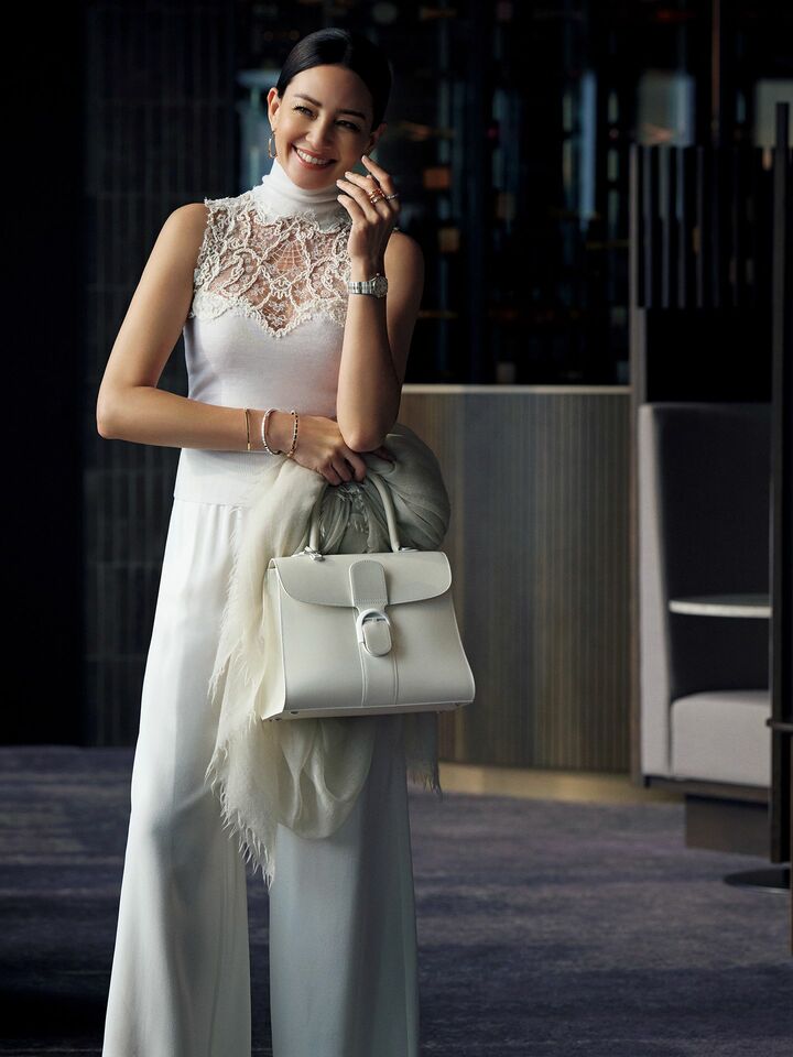 エルマンノ シェルヴィーノのウエアを着用したモデルのRINAさん