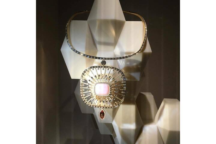 ペンダント［アトラージュ・セレスト］大きなピンクオパールとオレンジのサファイアが印象的