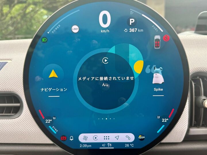 画面右側に現れているのが、デジタルアシスタントキャラクターの「スパイク」。呼びかけることで反応し、ナビゲーションやラジオ、空調管理など、MINIの主要機能を操作してくれる、かわいい相棒(スパイクの表示はオンラインストアで販売の有料パッケージに含まれます)。